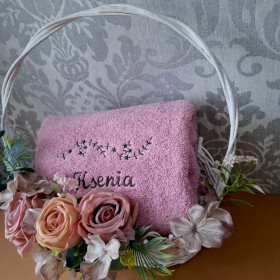 kosz prezentowy z personalizowanym ręcznikiem z imieniem ksenia